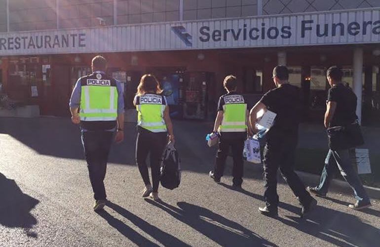 Los forenses y la Policía Judicial llegan al tanatorio de Cuenca para comenzar la autopsia de Laura y Marina.