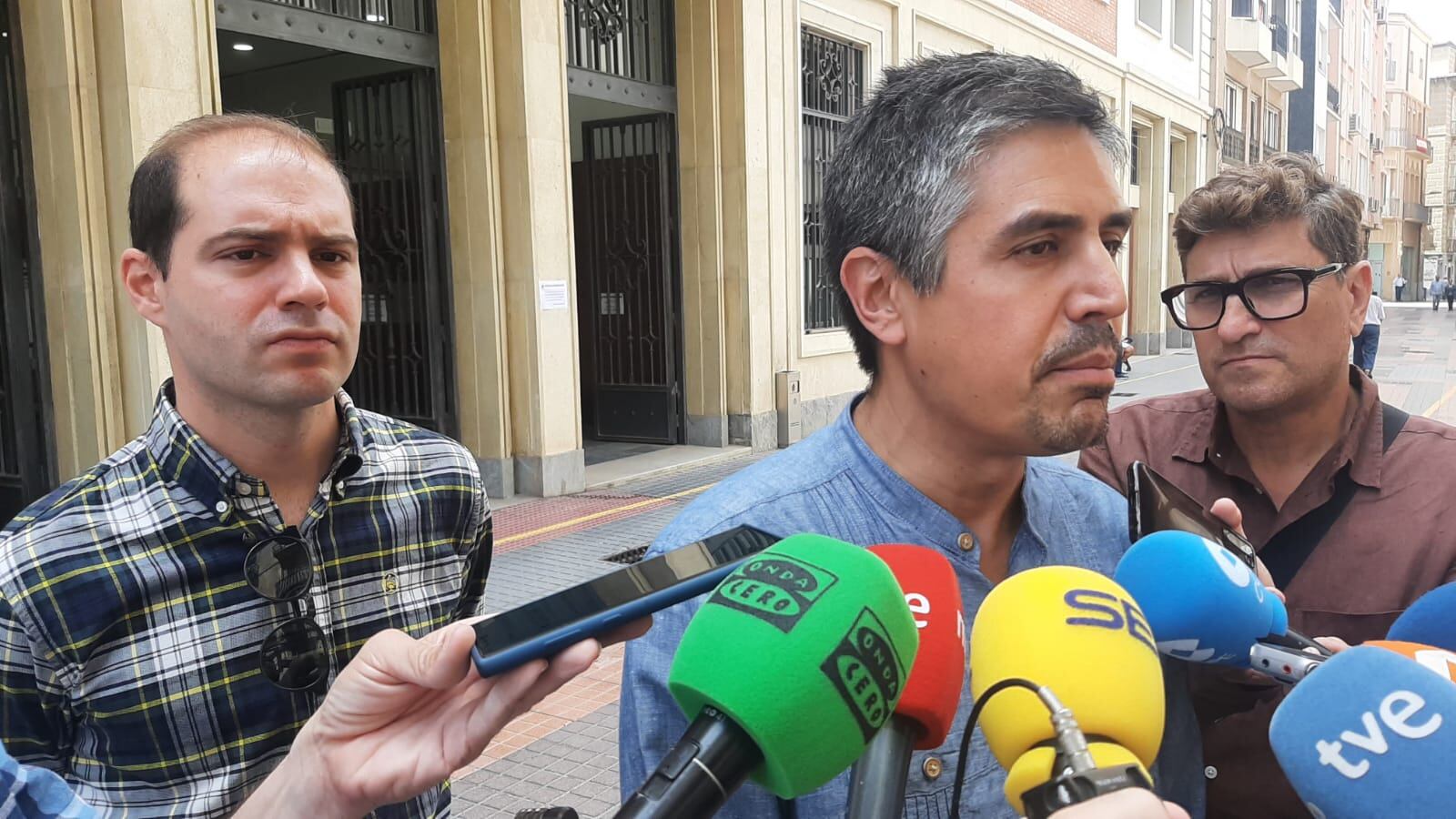 Jesús Giménez Gallo atiende a los medios, junto a Ricardo Segado