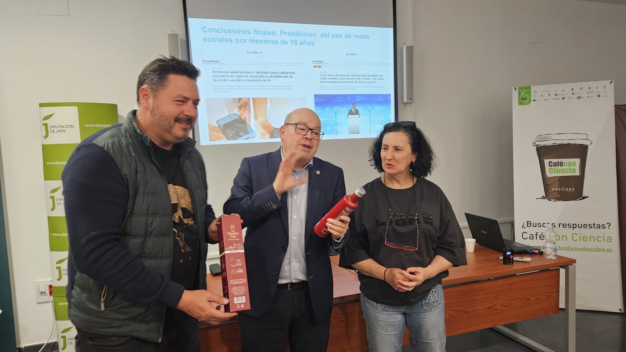 La concejala, Isabel Troyano, entrega una botella de aceite de Bedmar a Francisco Herrera Triguero