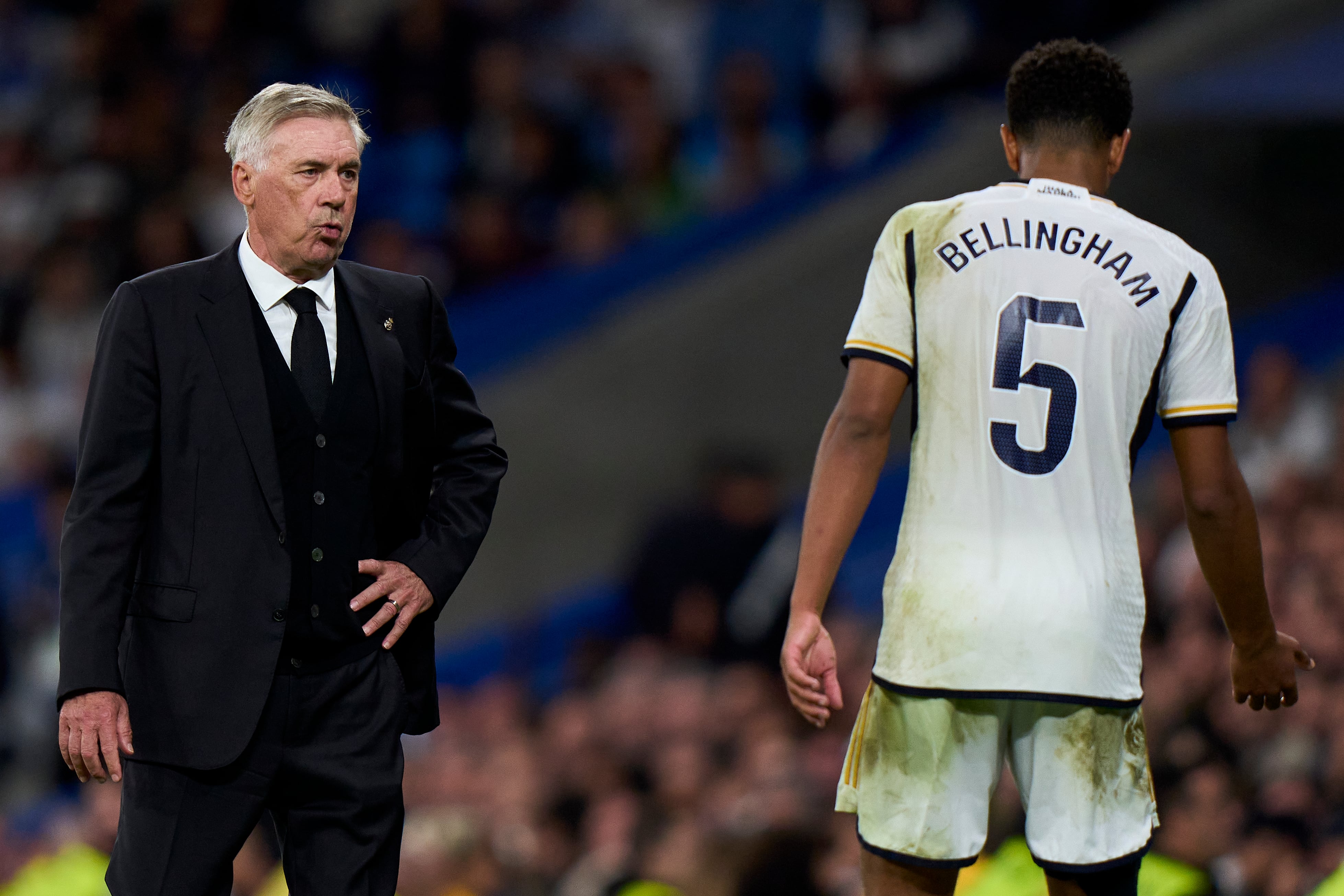 Carlo Ancelotti y Jude Bellingham, en el partido liguero entre Real Madrid y Real Sociedad disputado en el Santiago Bernabéu. (Photo by Quality Sport Images/Getty Images)