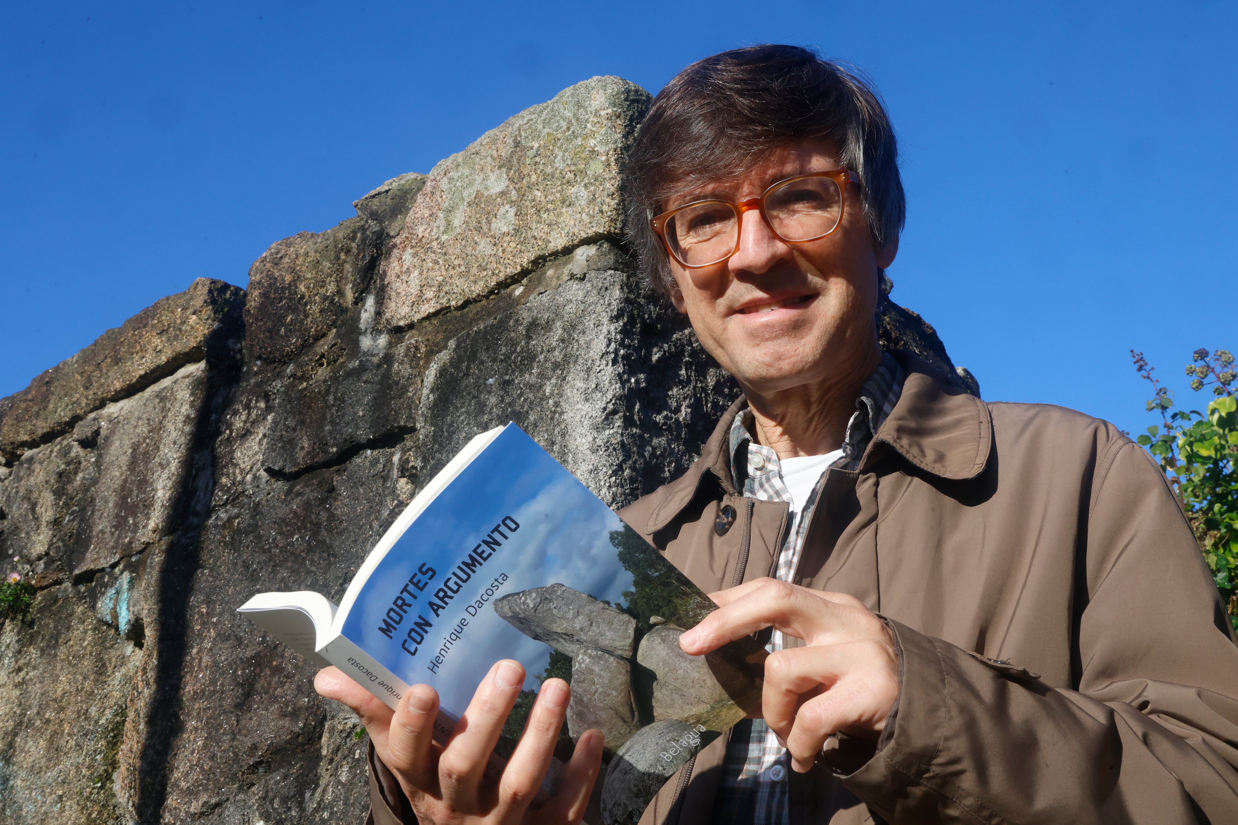 Henrique Dacosta posa con su nuevo libro en el barrio de Canido (foto: Kiko Delgado / EFE)