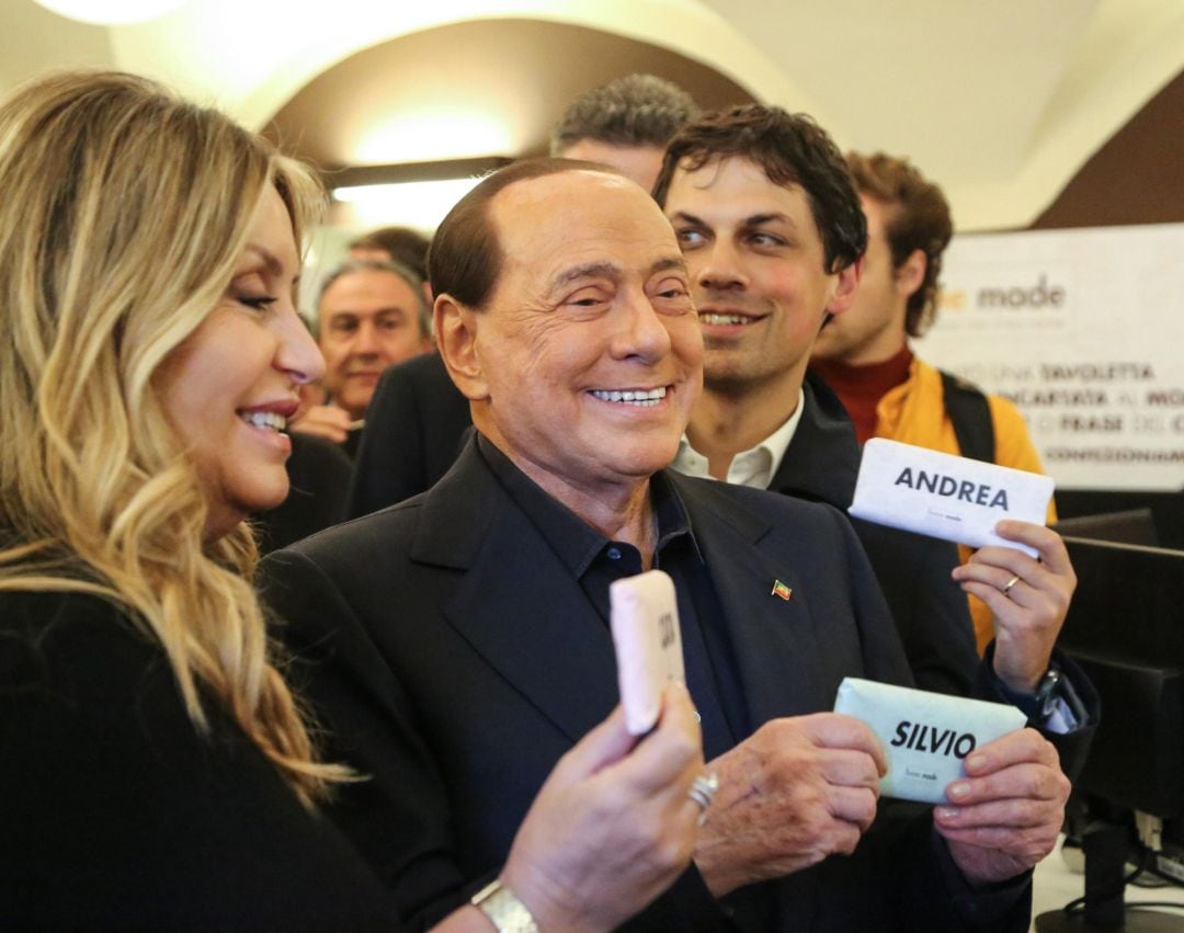 El líder de Forza Italia, Silvio Berlusconi, en la visita a una fábrica de chocolate, en octubre de 2019.