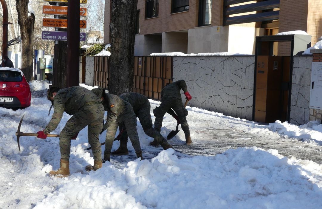 Efectivos del Ejército quita nieve en las provincias de Toledo y Guadalajara