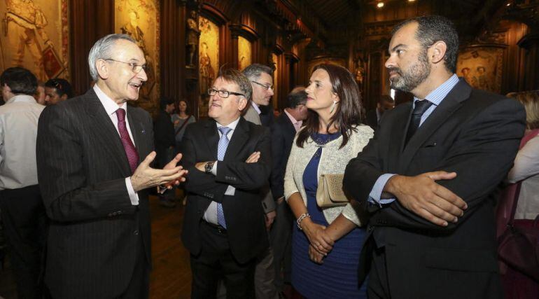 El embajador de España en Bélgica, Ignacio Matellanes, a la izquierda, con corbata burdeos.  
 