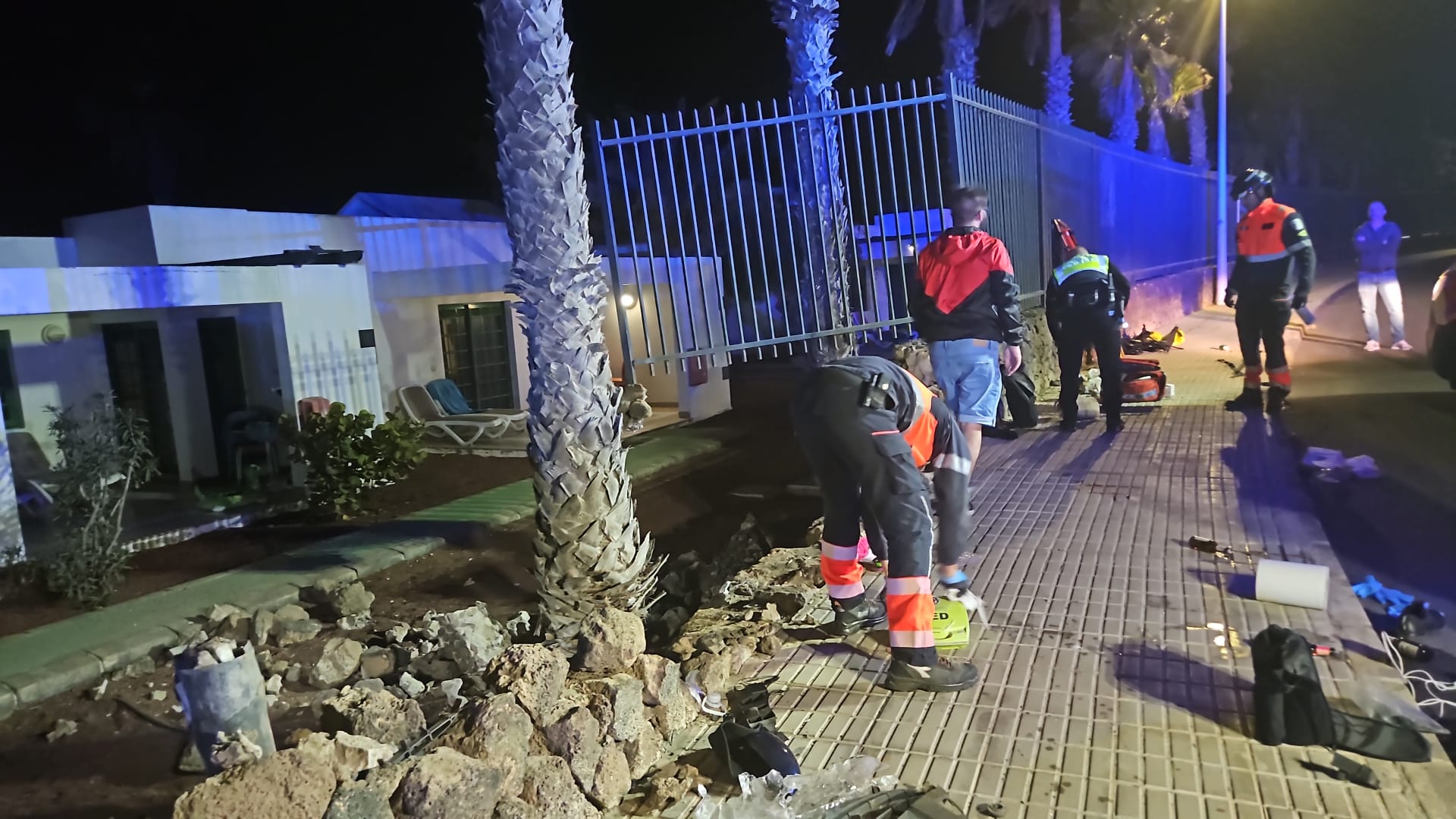 Personal de Protección Civil en la zona del atropello, en Playa Blanca.