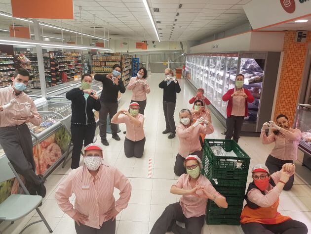 Trabajadoras de un supermercado con las mascarillas confeccionadas por las alumnas de El Telar de Isa