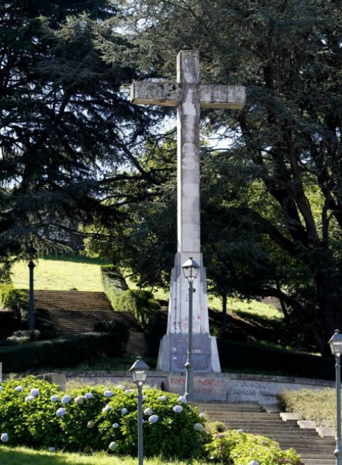 Cruz erigida en el monte de O Castro en memoria de los caídos por el bando franquista.