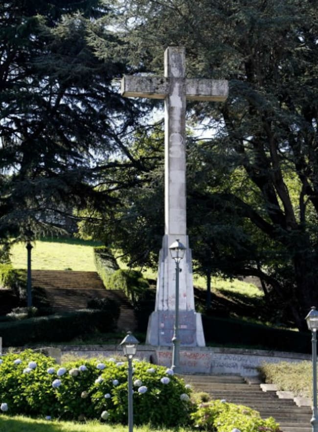 Cruz erigida en el monte de O Castro en memoria de los caídos por el bando franquista.