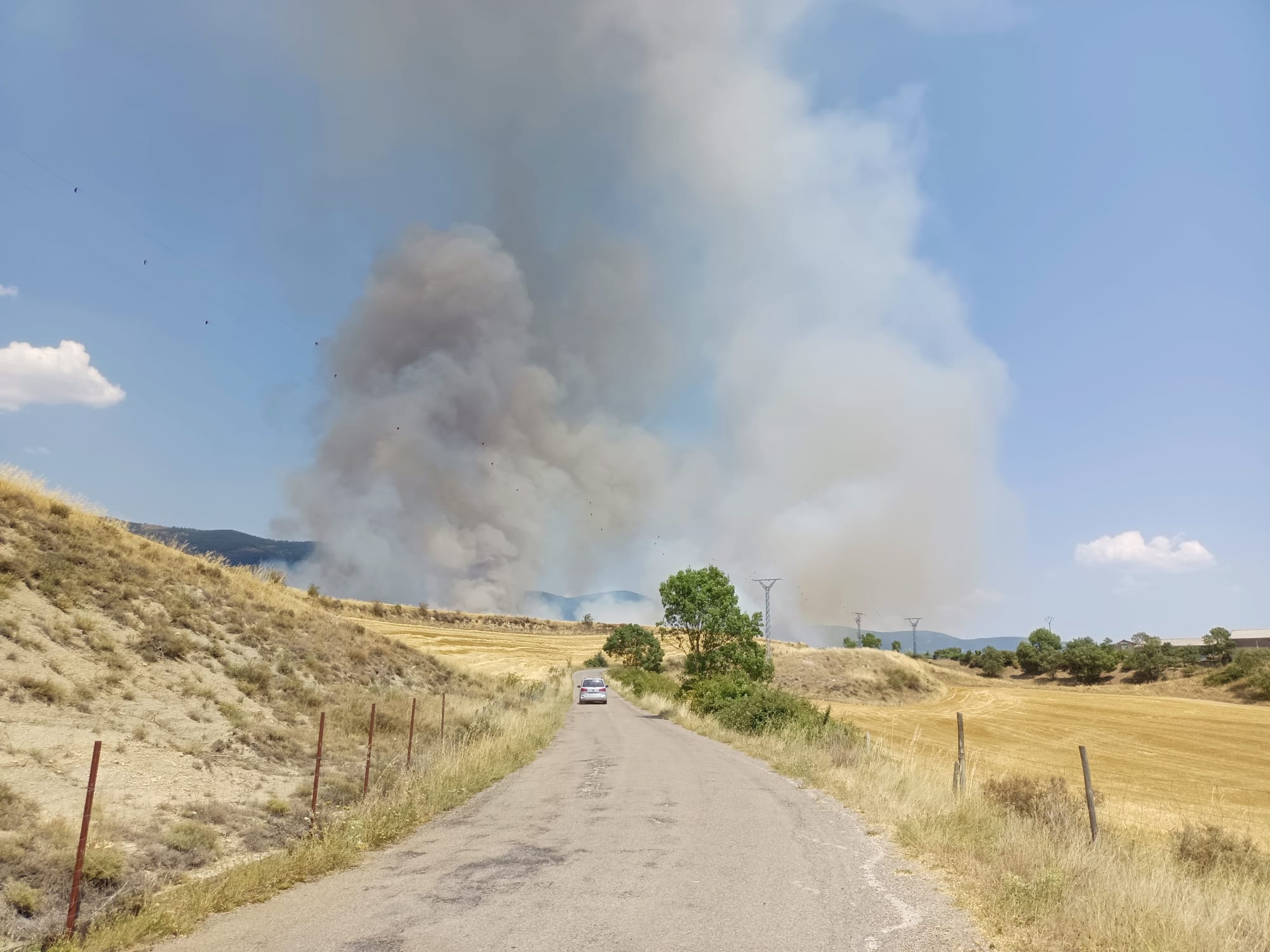 El fuego se ha declarado junto a una zona de campos de cereal