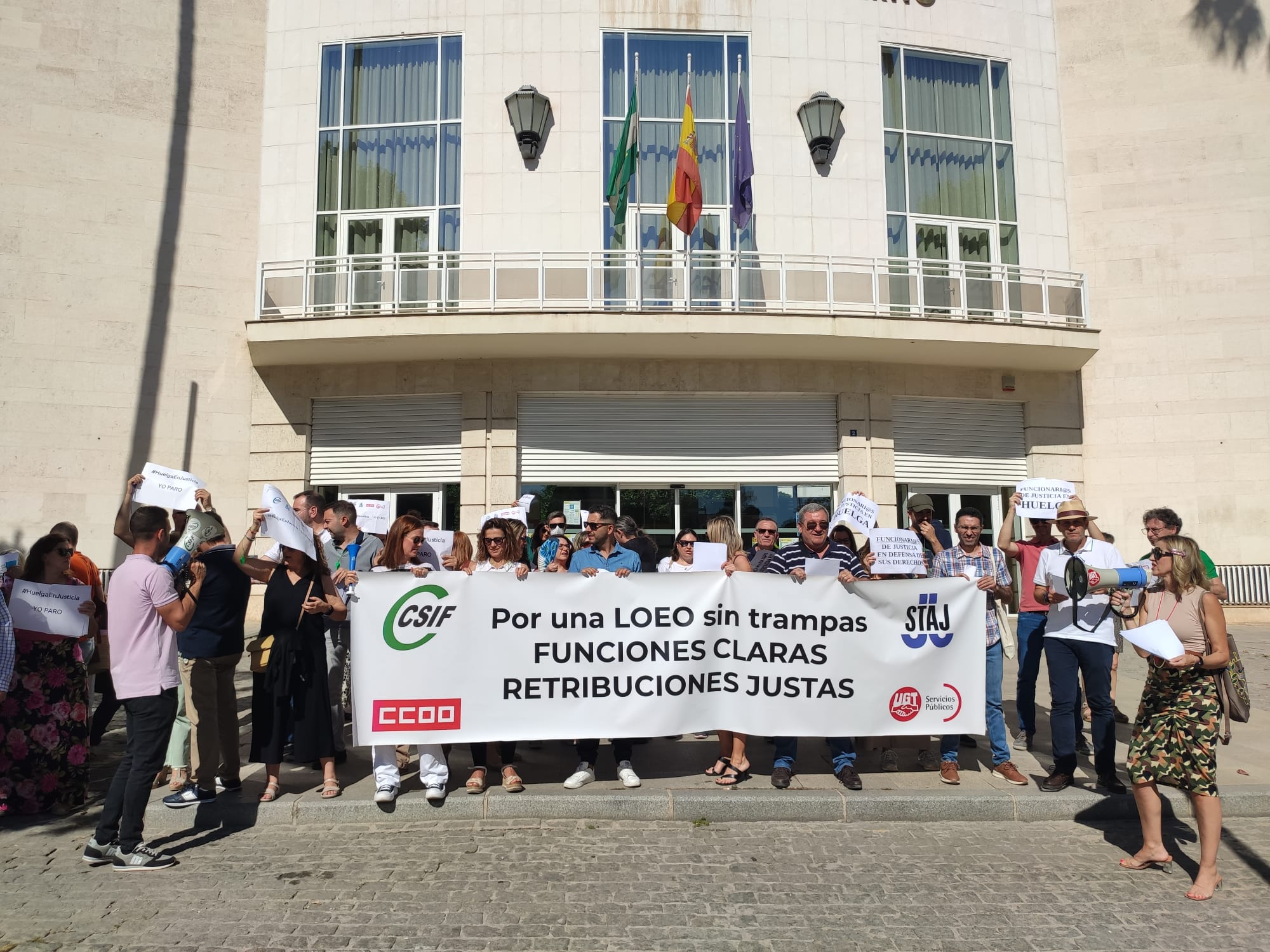 Funcionarios y funcionarias de justicia de Jaén, junto a sindicatos, durante una concentración a las puertas de la Subdelegación