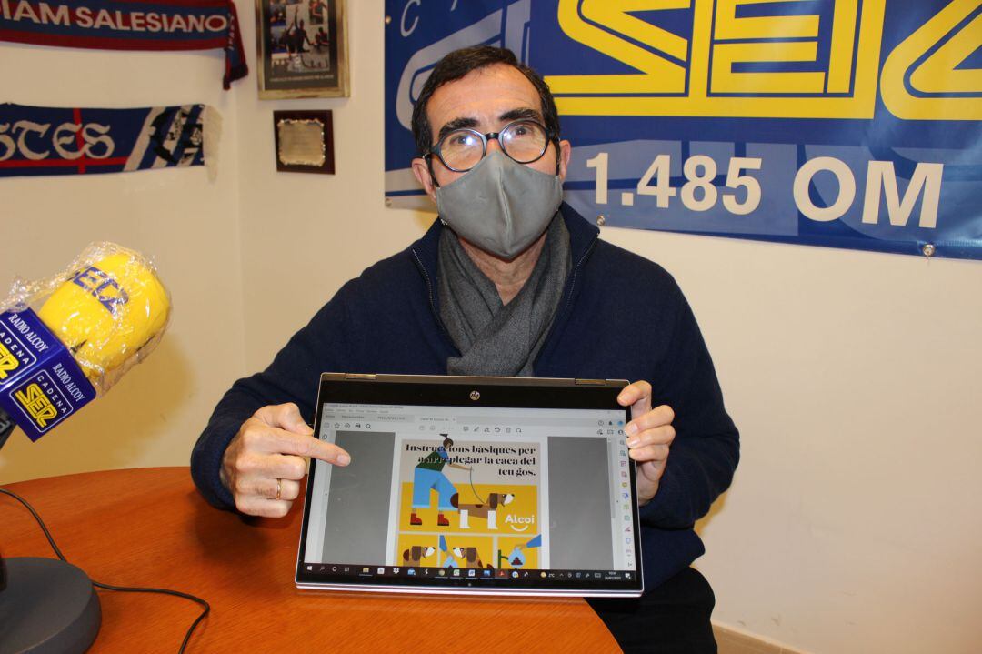 El concejal Jordi Silvestre muestra en los estudios de Radio Alcoy el cartel de la campaña sobre recogida de excrementos de las mascotas