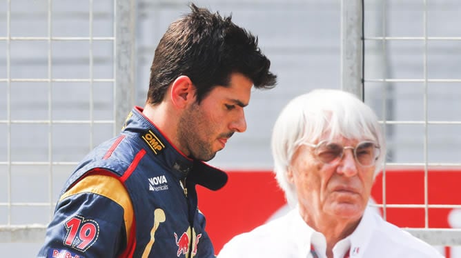 Jaime Alguersuari camina por el pitlane del circuito de Buddh