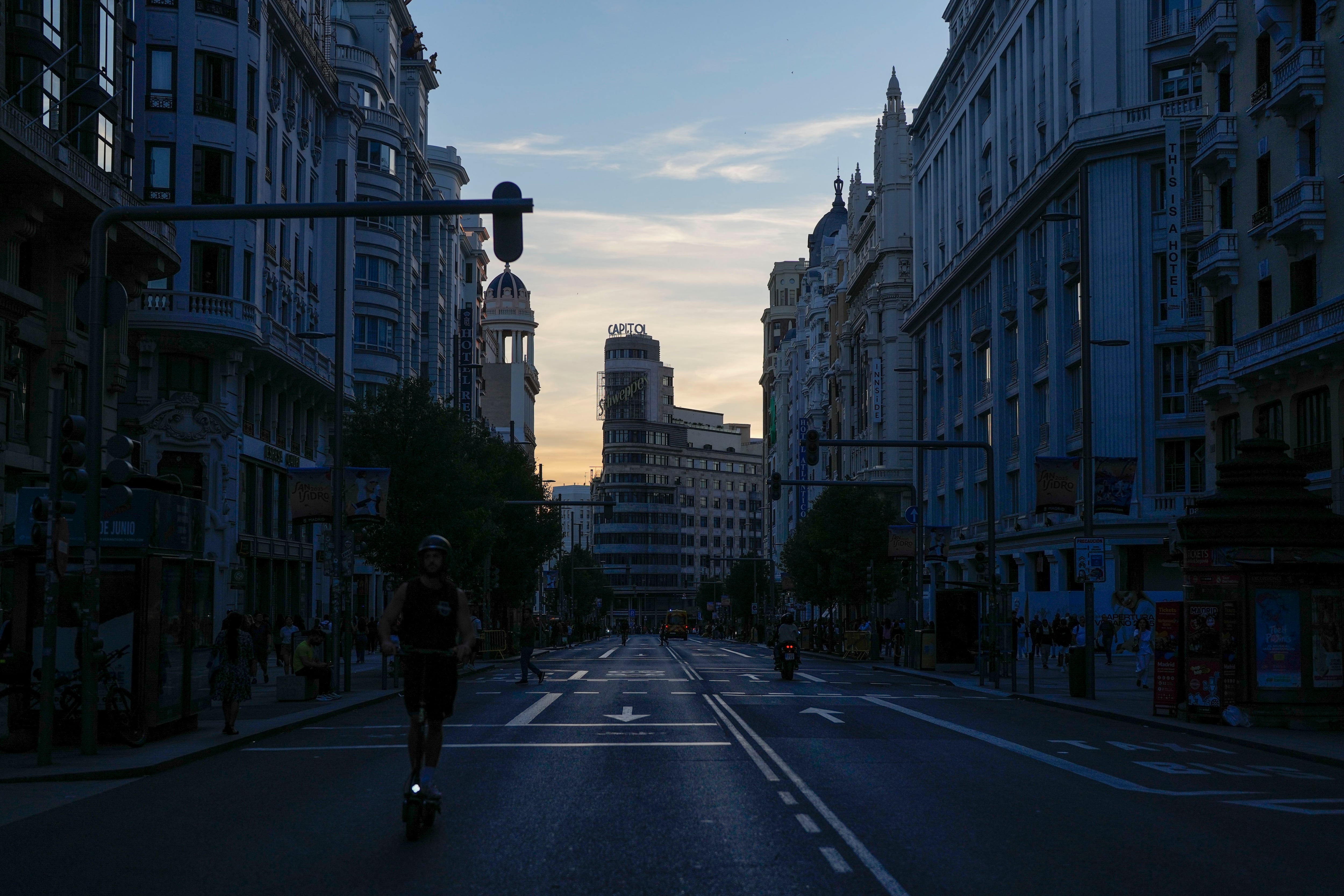 Gran Vía sin luz el lunes 28 de abril durante el apagón masivo del sistema eléctrico