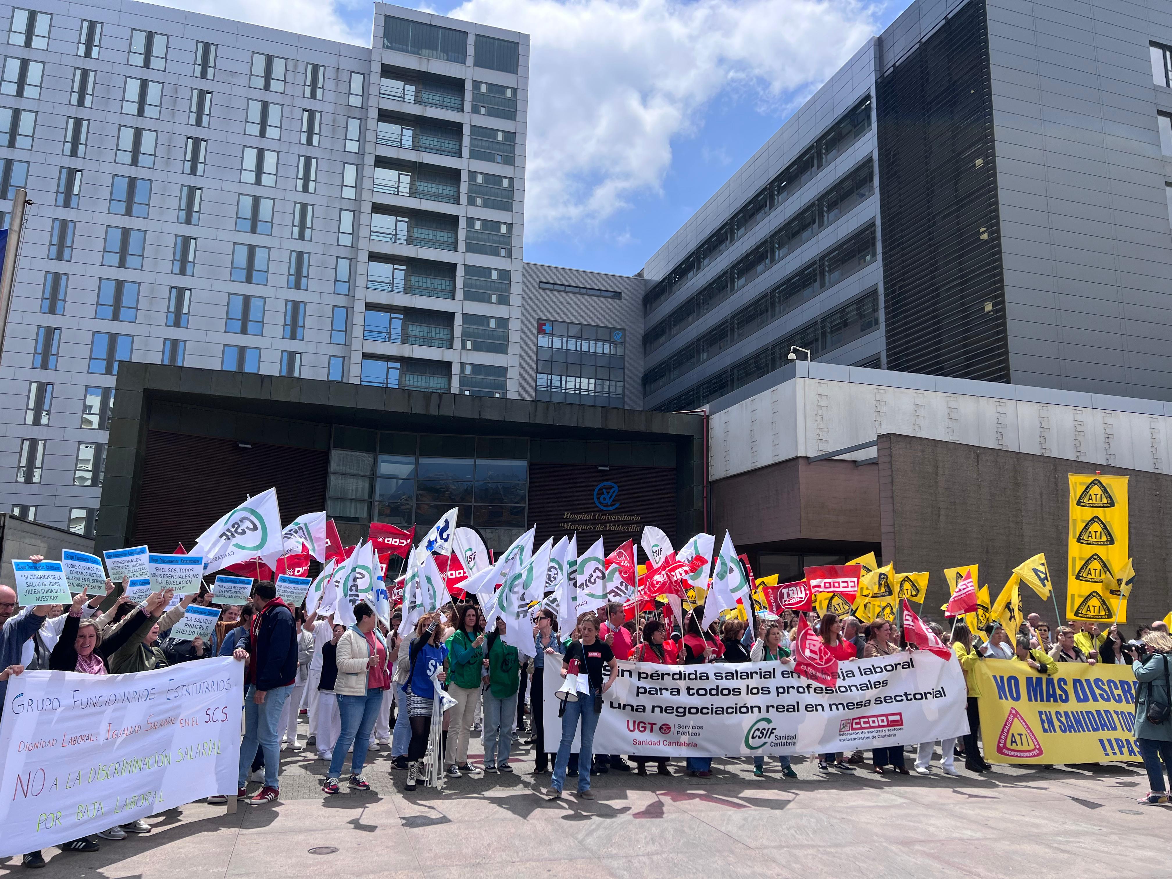 16/05/2025. Concentración de los profesionales del SCS a las puertas del Hospital Universitario Marqués de Valdecilla.