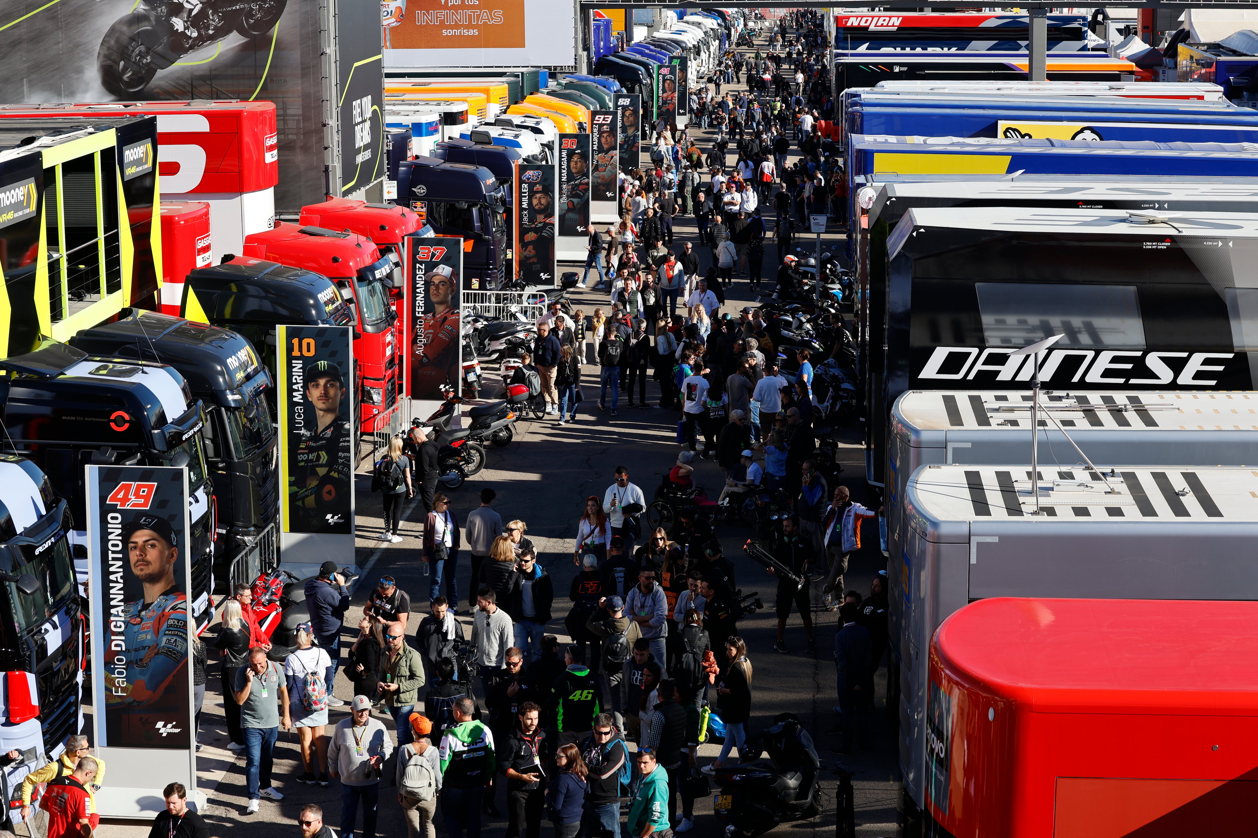 Imagen del Paddock del circuito de Cheste (Valencia) donde este fin de semana se celebra la última prueba del mundial de motociclismo.