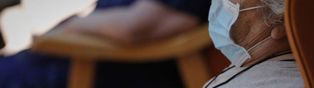 Una anciana en un centro de mayores