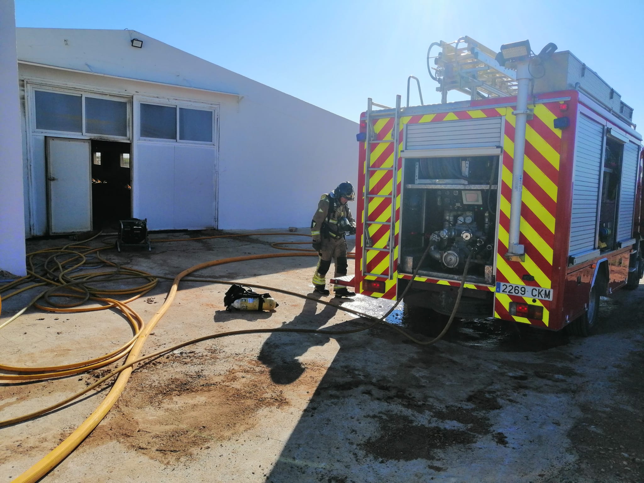 Exinguido el incendio provocado en una nave del municipio de Fuente Álamo