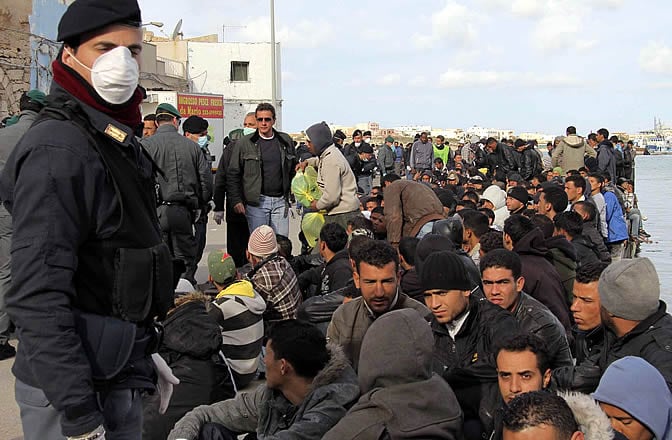 Decenas de inmigrantes esperan su traslado en la isla de Lampedusa