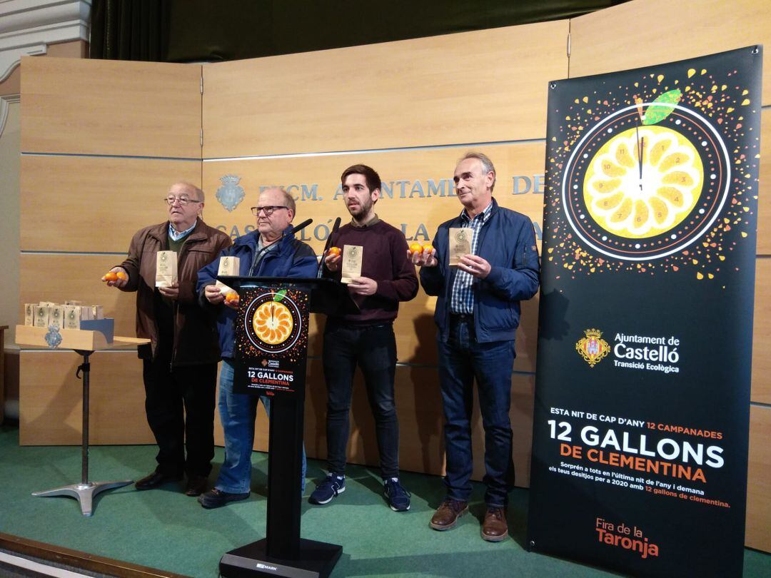 El concejal de Transición Ecológica, Fernando Navarro, y representantes de la Fira i Mercat de la Taronja de Castelló. 