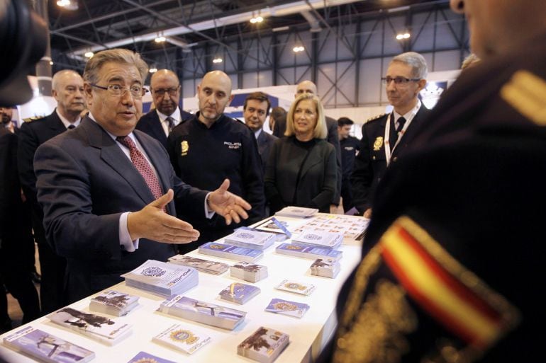 El ministro del Interior, José Ignacio Zoido (i), inaugura el Salón Internacional de la Seguridad