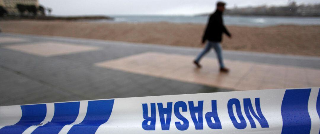 Playa de Riazor precintada