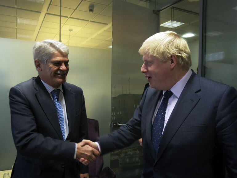 El ministro español de Asuntos Exteriores y Cooperación, Alfonso Dastis (i), y su homólogo británico, Boris Johnson.