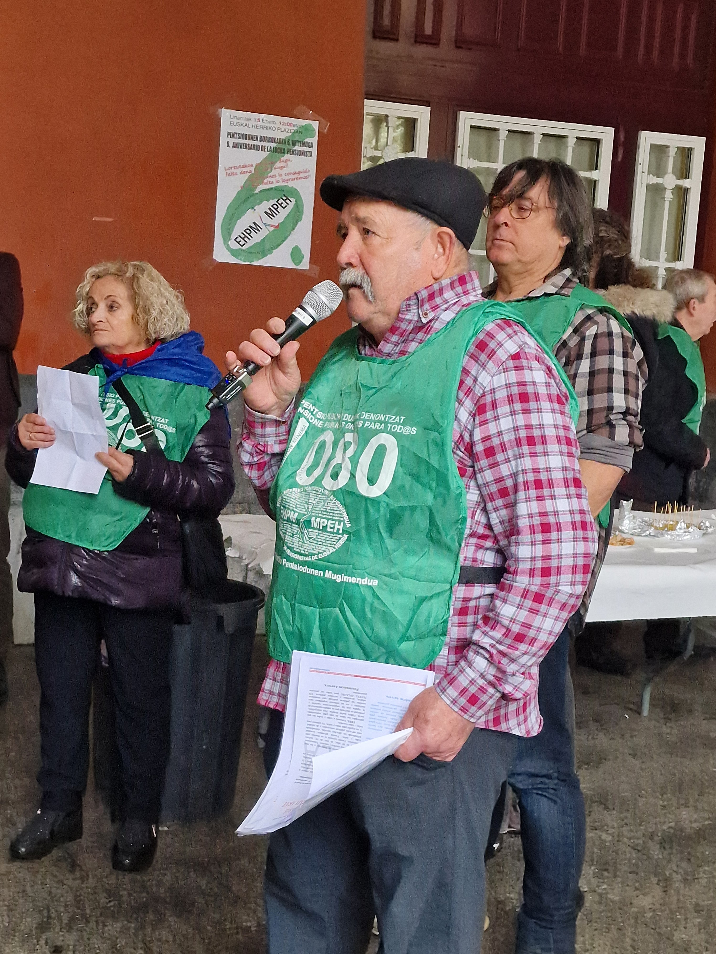 Emilio Aiastui, portavoz del movimiento de pensionistas de Eibar en una concentración convocada por el XI aniversario de la agrupación