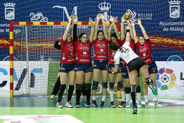 La jugadora Agustina López (d) del Mavi Nuevas Tecnologías realiza un golpe franco, durante un momento del partido de balonmano de semifinales de la XXXIX Copa de la Reina de balonmano femenino que enfrenta al Mavi Nuevas Tecnologías y al Godoy Maceira Po