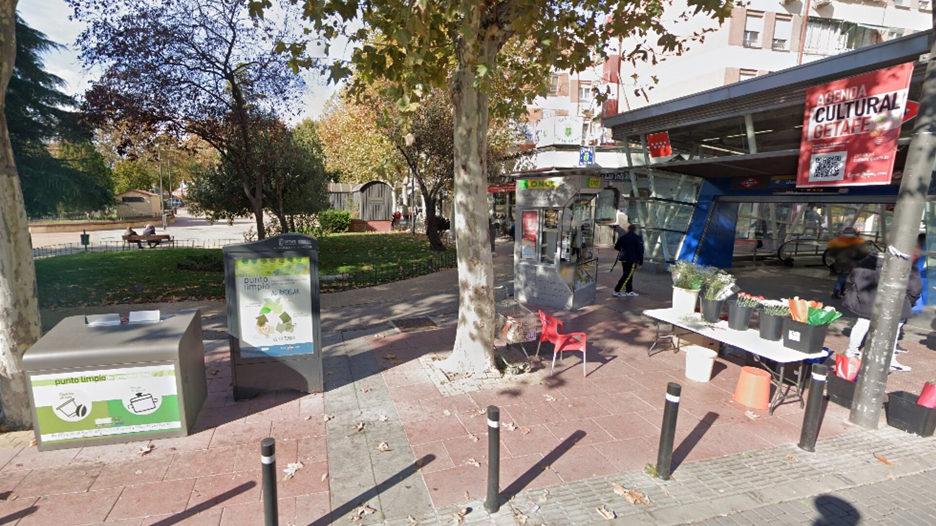 La plaza de Barcelona junto a la estación de Metrosur de Juan de la Cierva