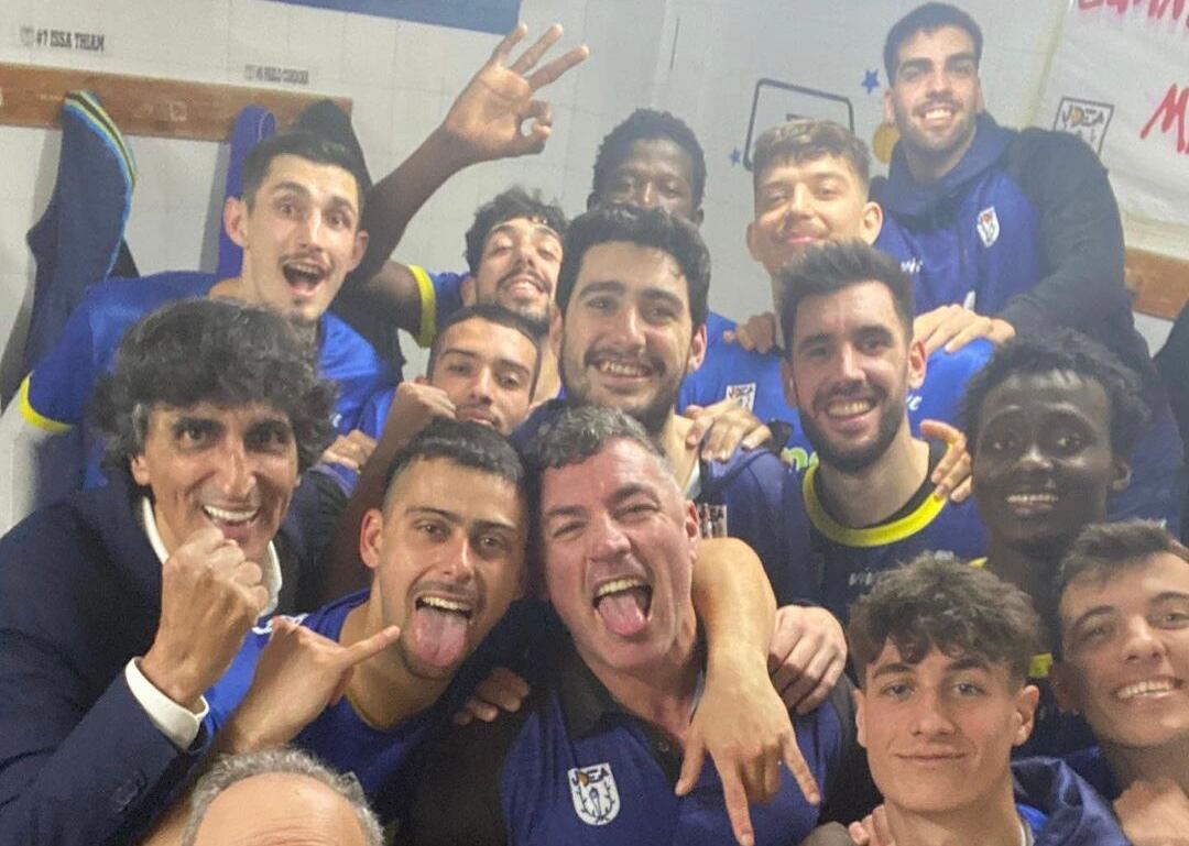 La plantilla celebra el triunfo