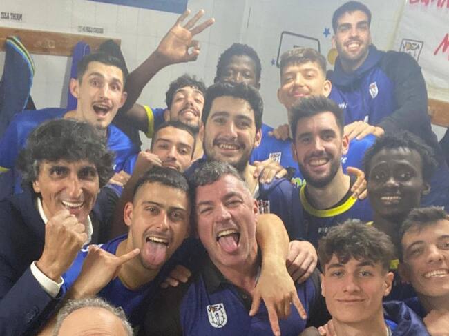 La plantilla celebra el triunfo