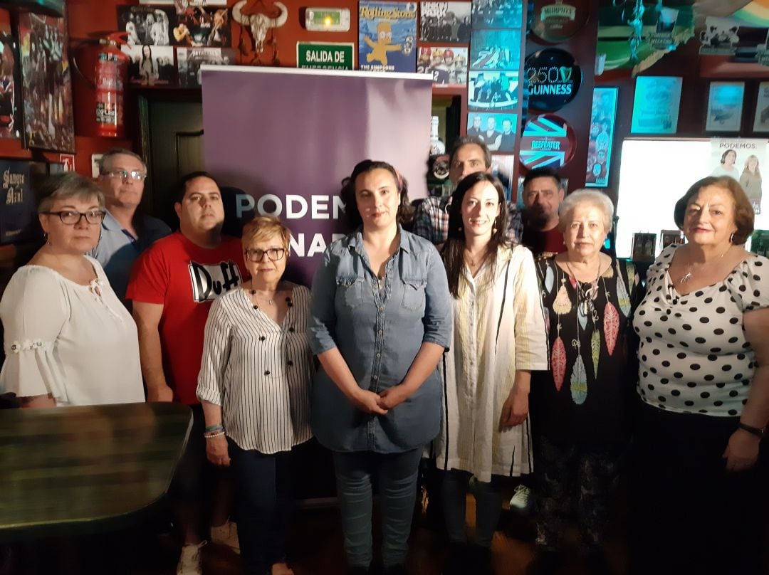 Miembros de Podemos Linares acompañan a la diputada Isabel Franco