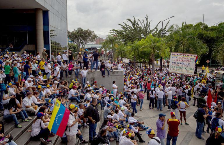 Perspmas manifestándose en la denominada &quot;Toma de Caracas&quot;, una marcha convocada para presionar al Poder Electoral por la agenda del referendo