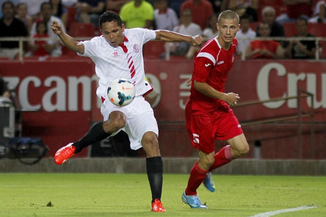 Carlos Bacca remata ante el Podgorica