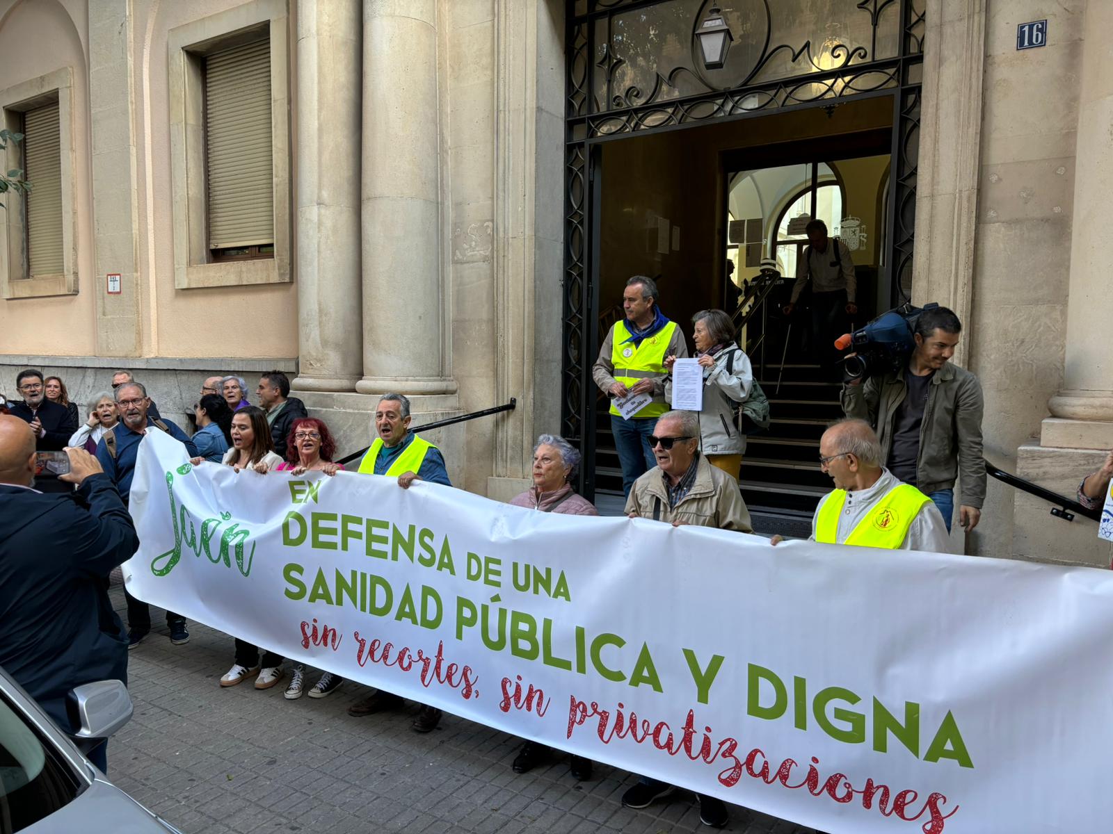 Rosa Rico, miembro de la Plataforma por la defensa de la sanidad pública de Jaén, segundos antes de presentar la denuncia en Fiscalía.