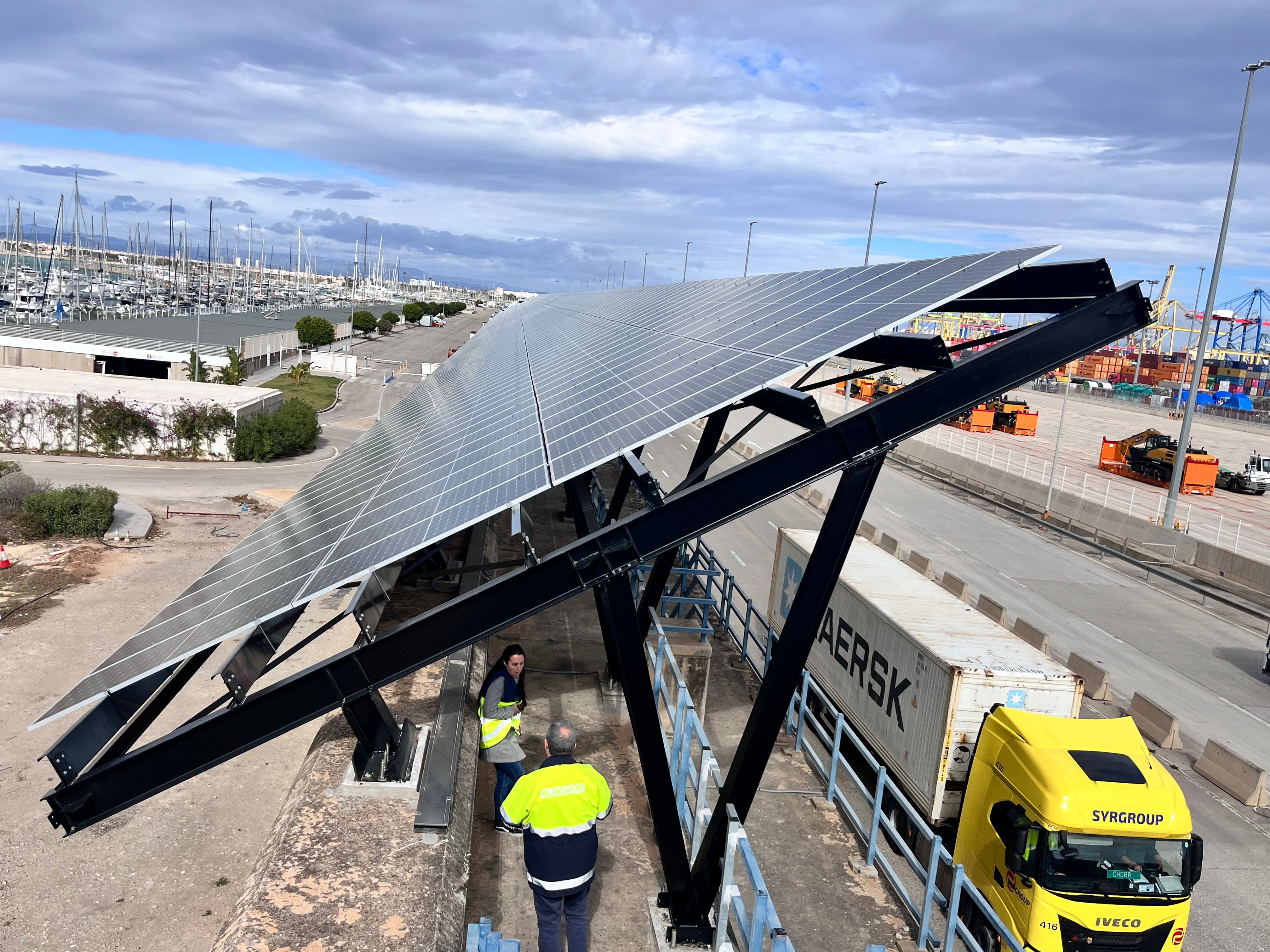 Instalación de las placas fotovoltaicas en el Puerto de València