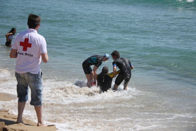 Imagen de un rescate en una playa del mediterráneo