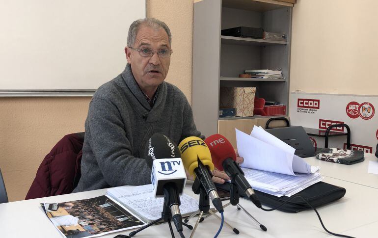 El presidente de la asociación de afectados por las preferentes de Caja España, Basilio Garmón, durante la comparecencia de prensa