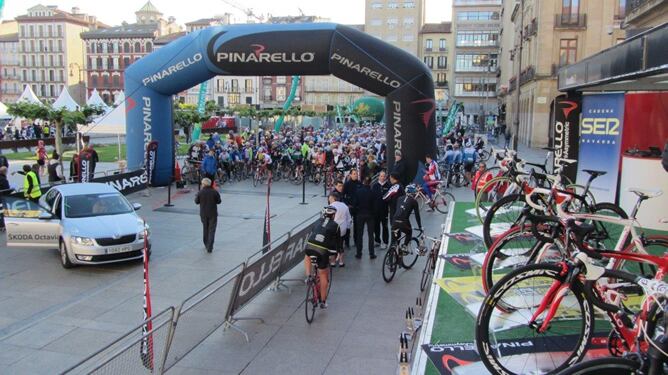 La salida de la segunda edición Cicloturista Pamplona.