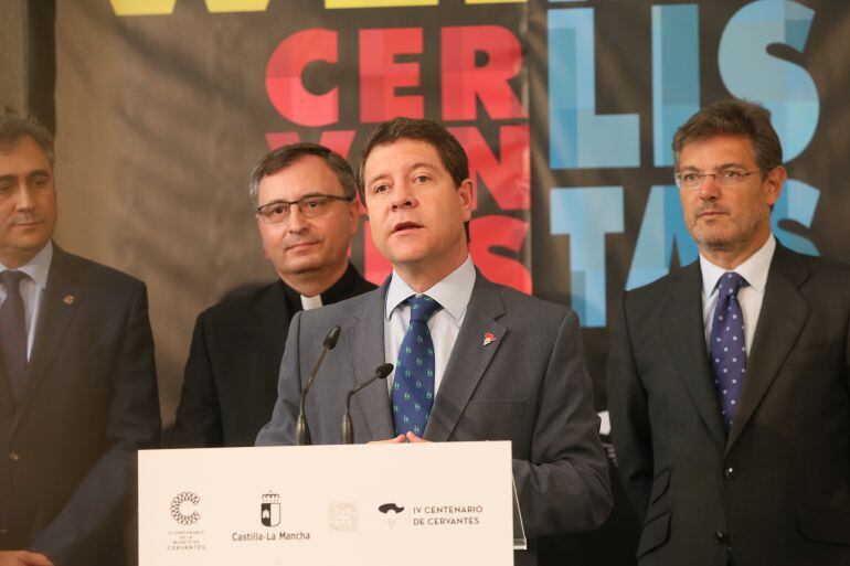 Emiliano García-Page y Rafael Catalá durante la inauguración de la exposición "La poética de la libertad".