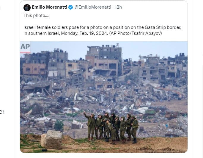 Un grupo de mujeres soldado israelíes se hacen un selfie con una ciudad de Gaza destrozada de fondo