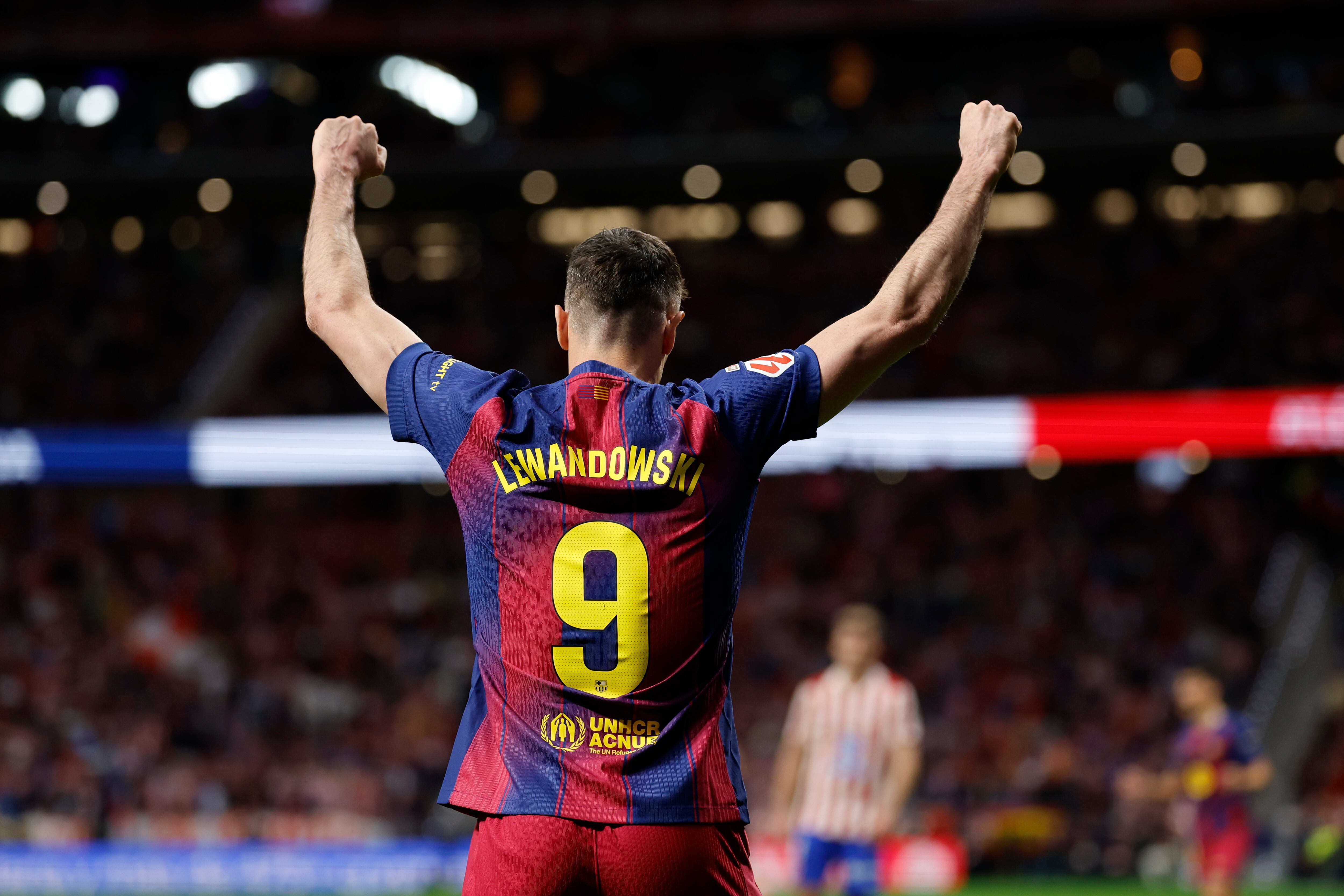 El delantero polaco del FC Barcelona Robert Lewandowski celebra un gol