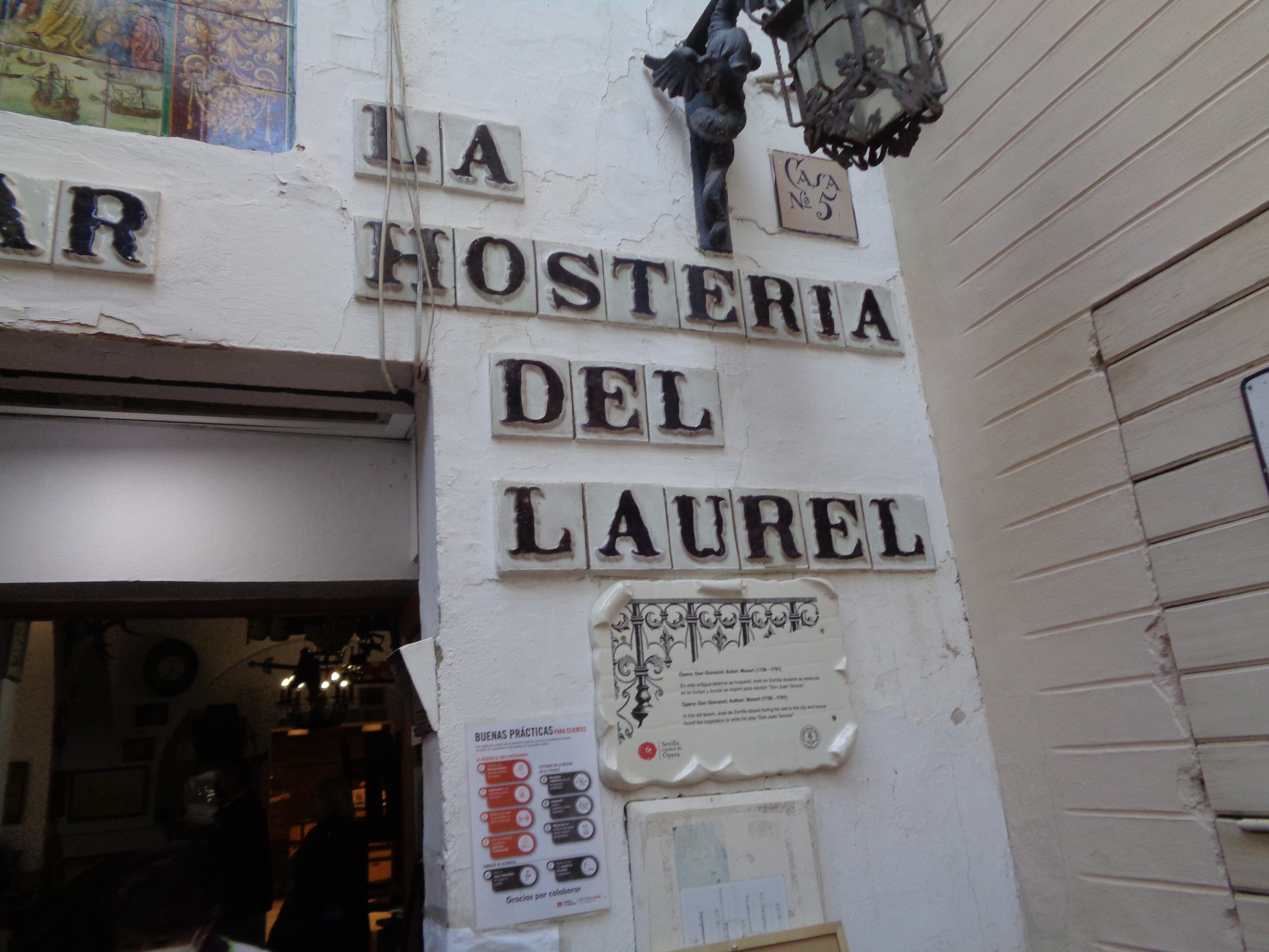 Fachada de La Hostería del Laurel, edificio histórico de Sevilla
