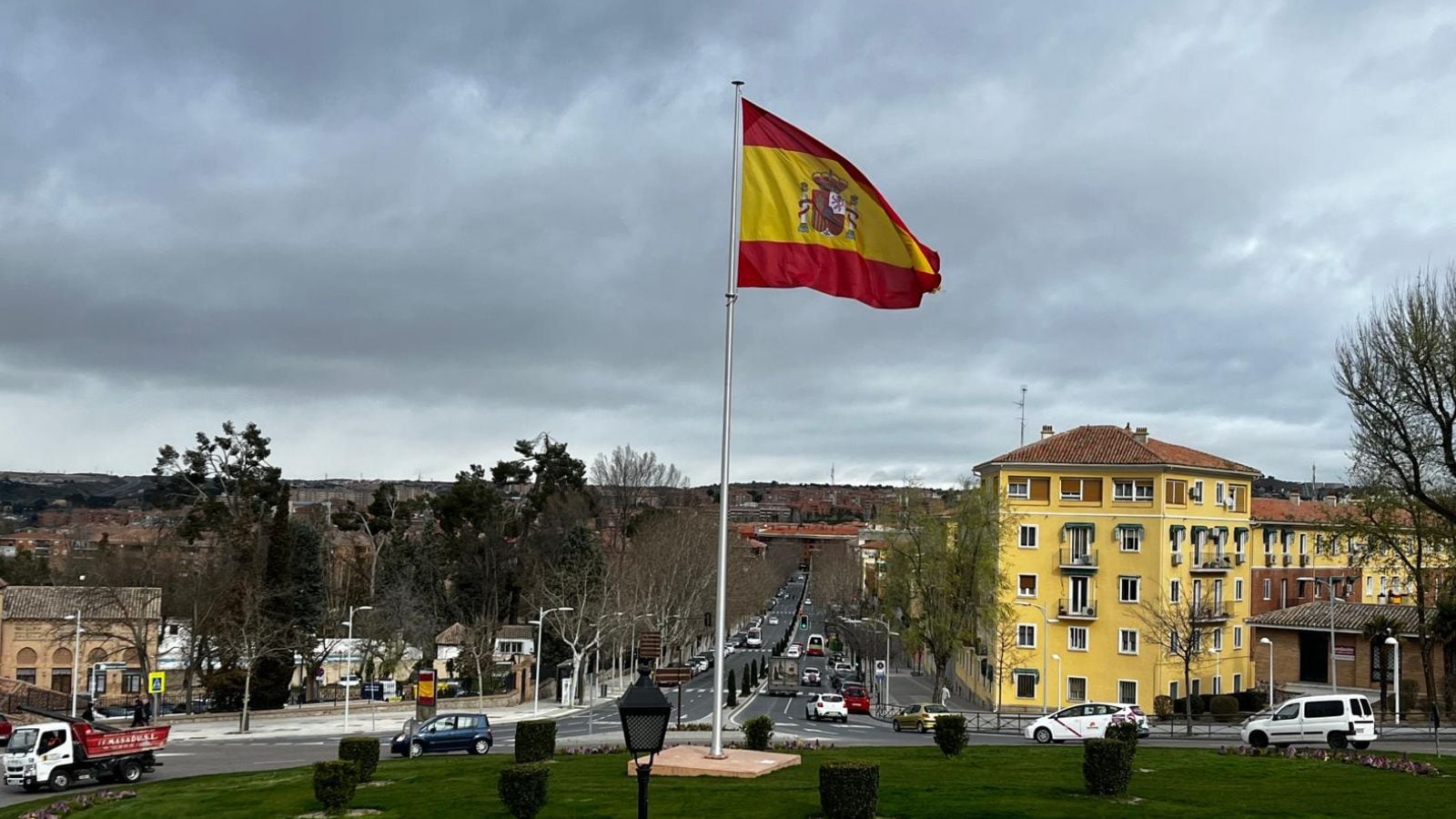 Imagen de archivo de la rotonda de la bandera de España, ubicada junto a la comisaría de la Policía Local de Toledo