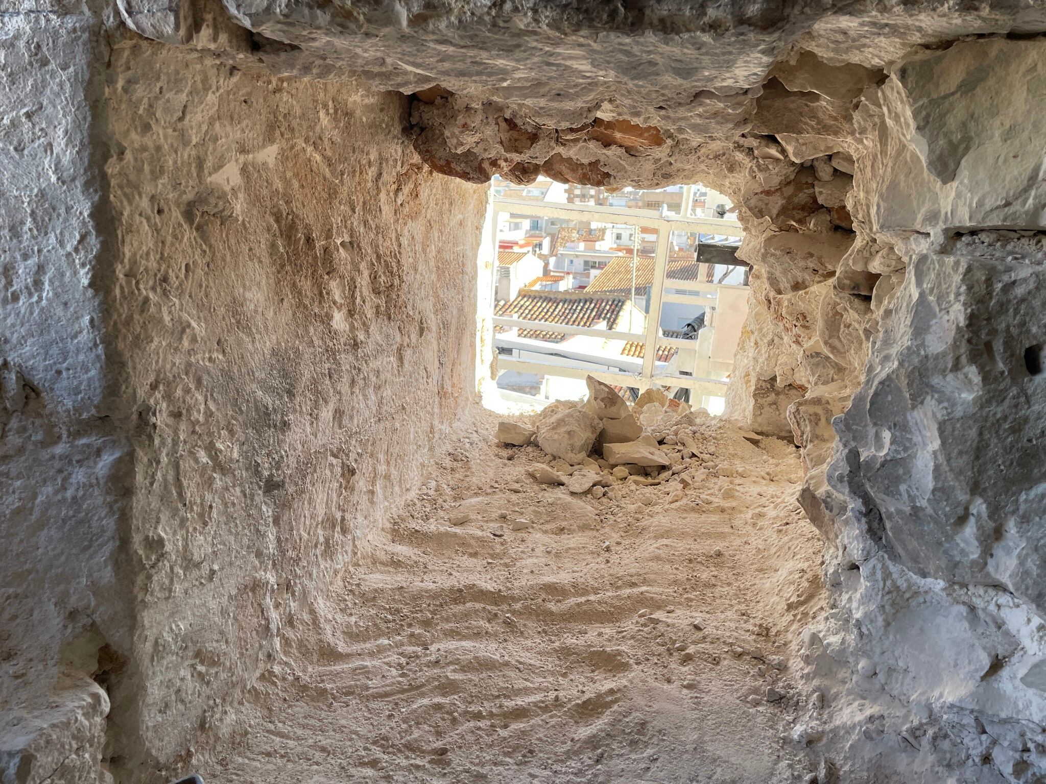 Una de las ventanas abiertas en el campanario de la Colegiata de Gandia.