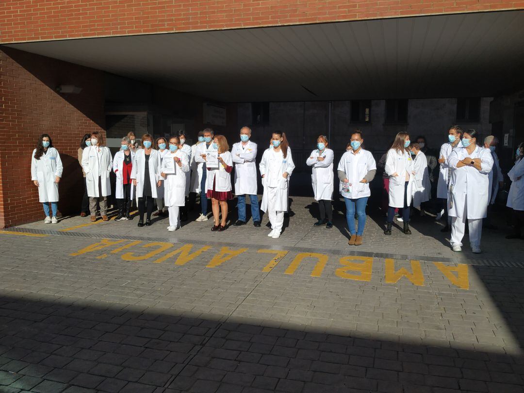 Concentración de sanitarios en el Centro de salud la Milagrosa