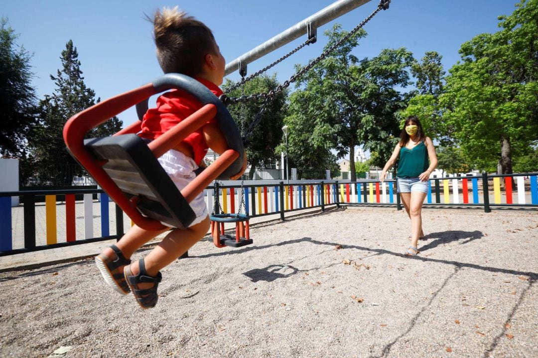 Un menor juega en un parque infantil de Córdoba.