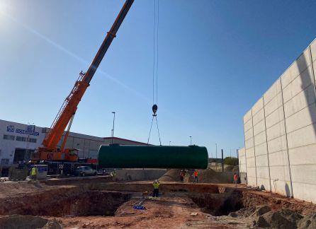 Colocación de uno de los contenedores de gasoleo en el gasocentro.