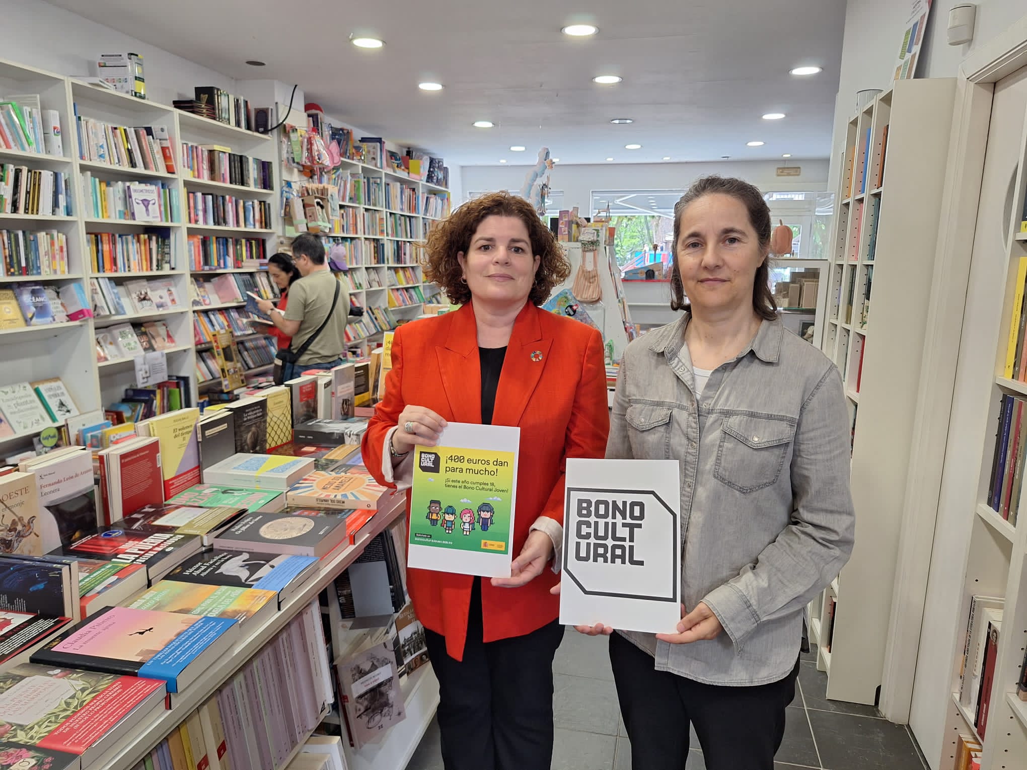 María Rivas, junto a Isa Rodríguez, una de las responsables de la librería ferrolana Cantón 4 (foto: Subdelegación del Gobierno)
