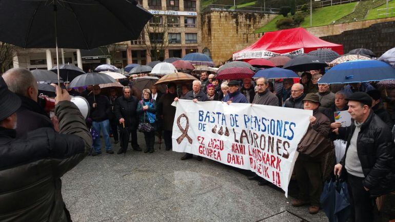 Jubilados y pensionistas de Gipuzkoa han vuelto a salir a las calles en defensa de unas pensiones dignas.